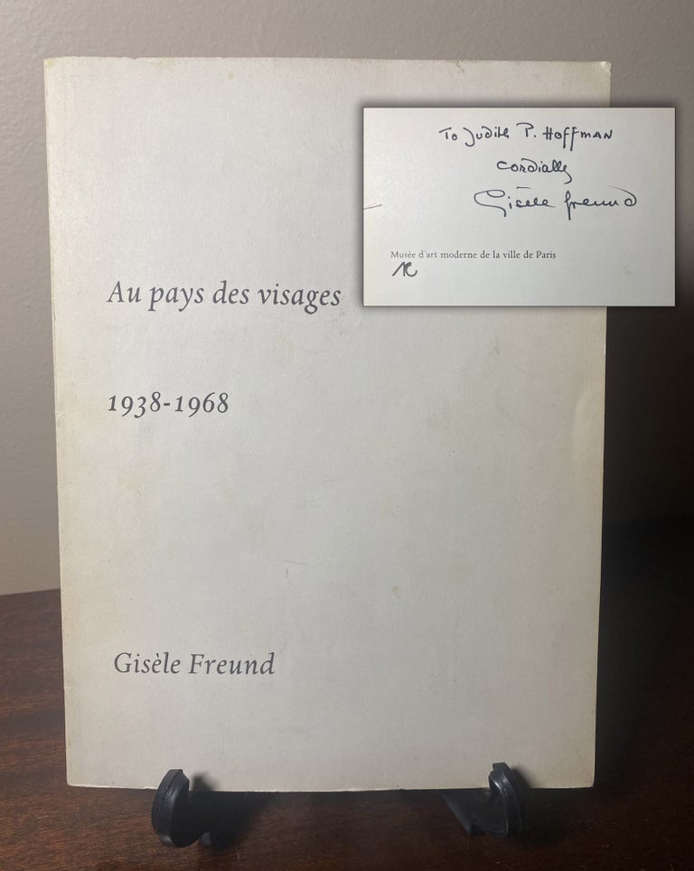 Item #33364 Au pays des visages. 1938-1968. Signed. Virginia Woolf, Gisele Freund